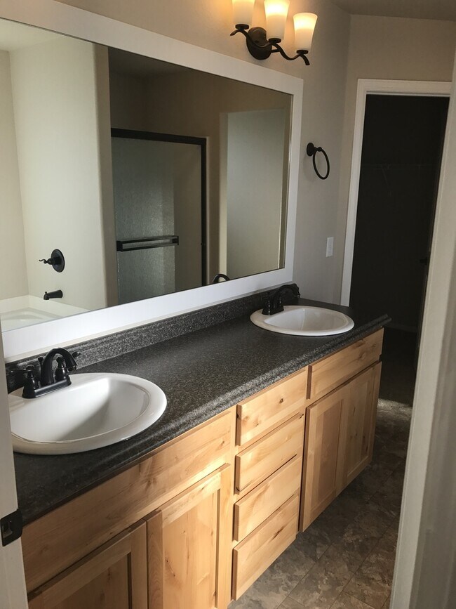 Building Photo - Nice house, 4 bedroom with Mountain Views in Windsor!