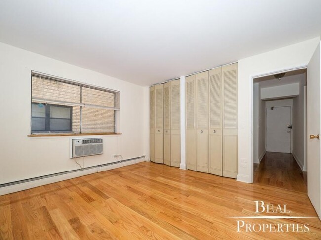 Building Photo - 1 bedroom in CHICAGO IL 60657