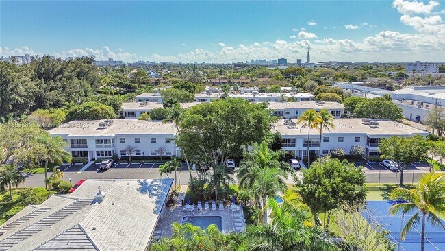 Building Photo - 6385 Bay Club Dr