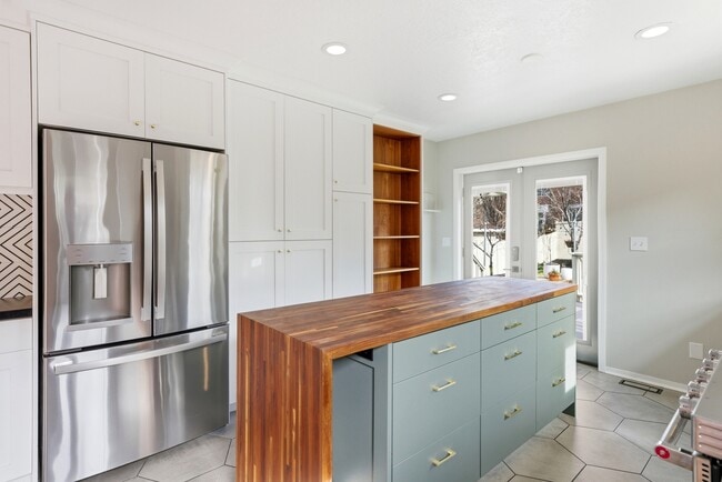 Building Photo - 574 Pugsley St