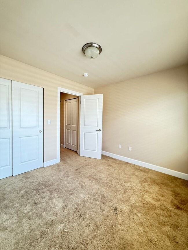 Building Photo - New! 3BD/2.5BTH Modern Townhouse in Greekb...