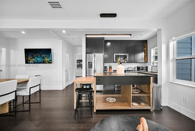 Building Photo - 150 NE 50th St