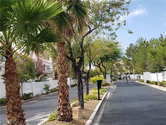 Building Photo - 5201 S Torrey Pines Dr