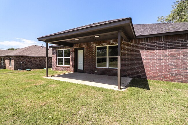 Building Photo - Beautiful new construction with nice amenities with a country feel.