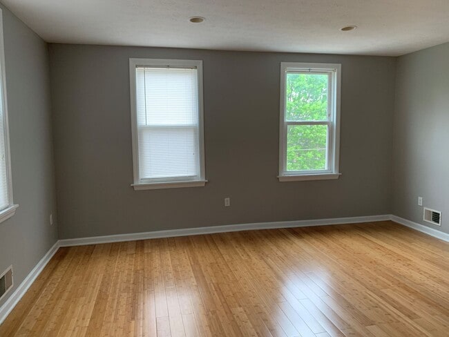 Building Photo - 3 Bedroom House in Southside Slopes with Off Street Parking Spot