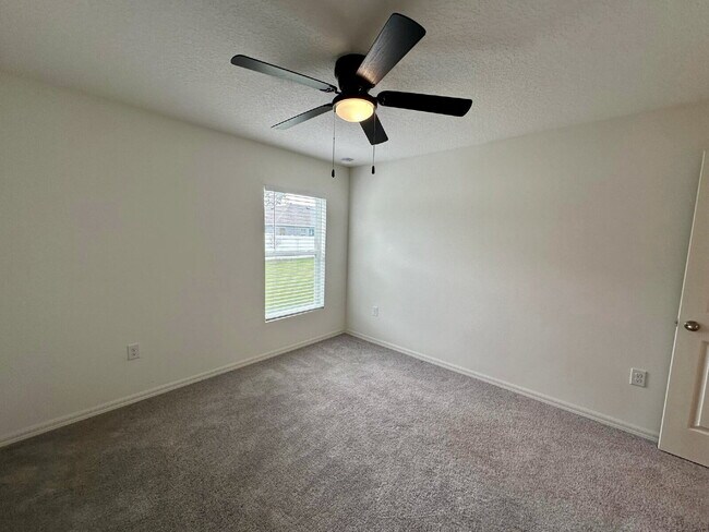 Building Photo - Large Family Home