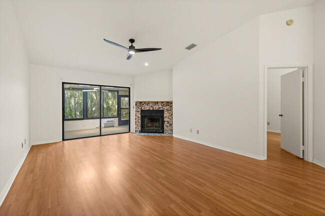 Building Photo - 604 Parkside Pl
