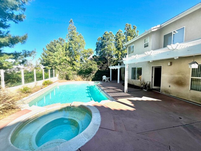Building Photo - **3 Bedroom + Den & 3 bathroom Pool Home w...