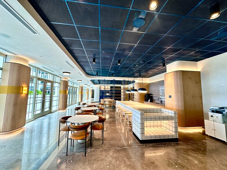 Building Photo - 1900 NW 1st Pl