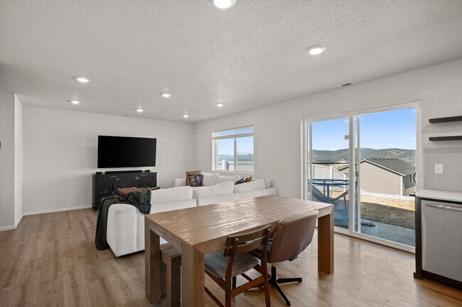 Building Photo - Beautiful 2022 Built Home With Views!