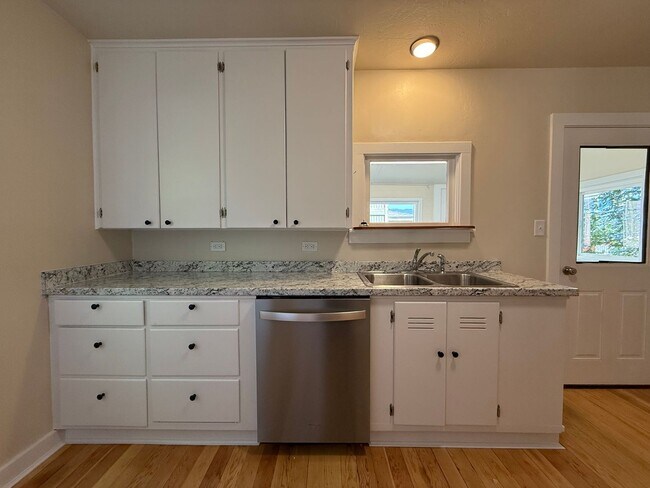 Building Photo - Cute two bedroom cottage in central Ashland Location | Available Now