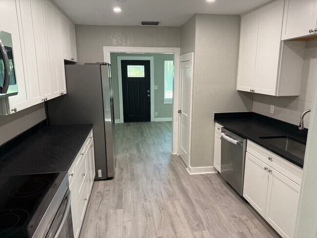 Building Photo - Newly Renovated 2.2 with Den - view of can...