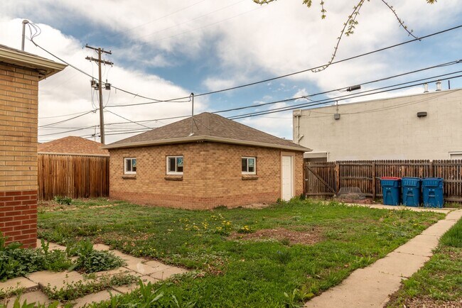 Building Photo - 3 Bed 2 Bath Home For Rent across from Sloan's Lake!