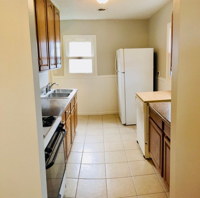 Building Photo - 913 E Emerson St