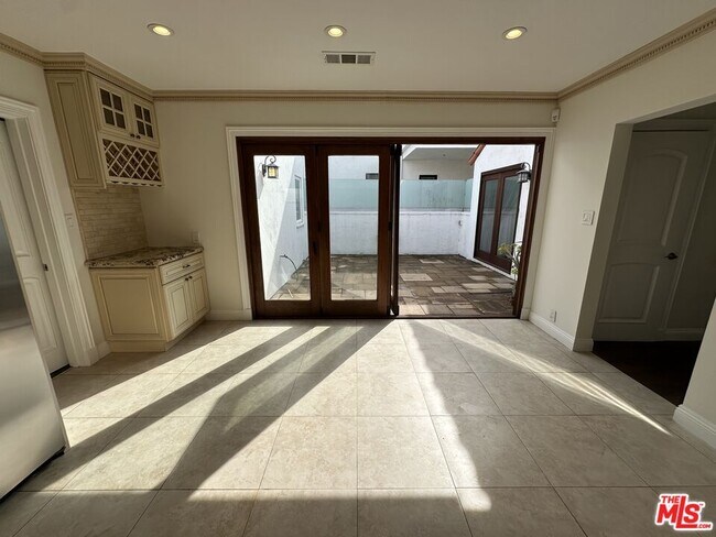 Building Photo - 128 S Swall Dr