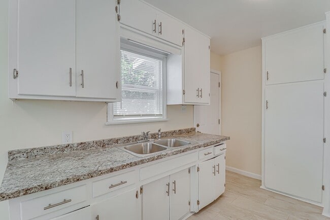 Building Photo - Newly Remodeled!