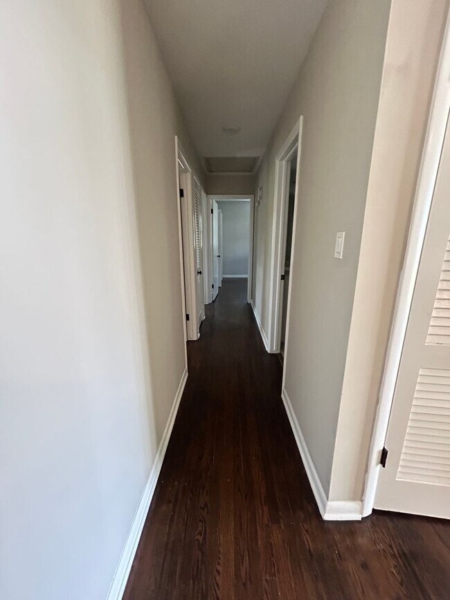 Building Photo - 5 bed 2 bath House in a quiet neighborhood