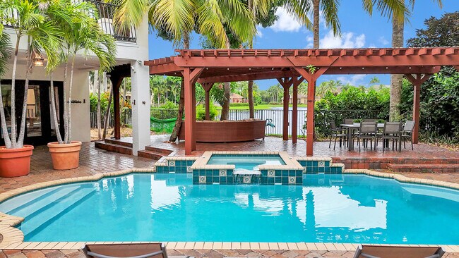 Building Photo - 10703 Versailles Blvd