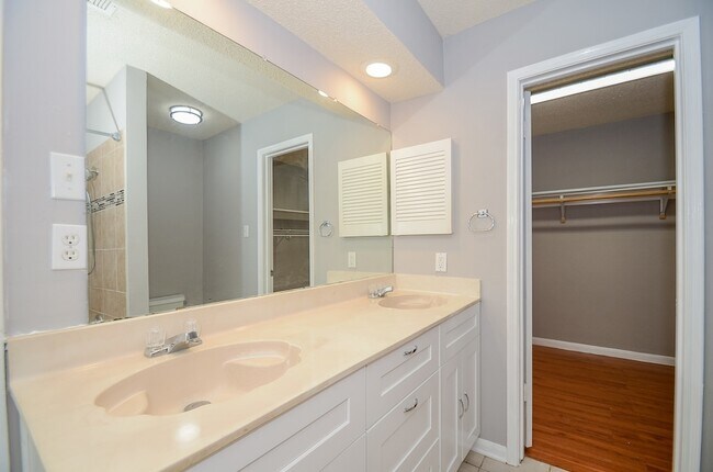 Building Photo - 12722 Ashford Brook Dr