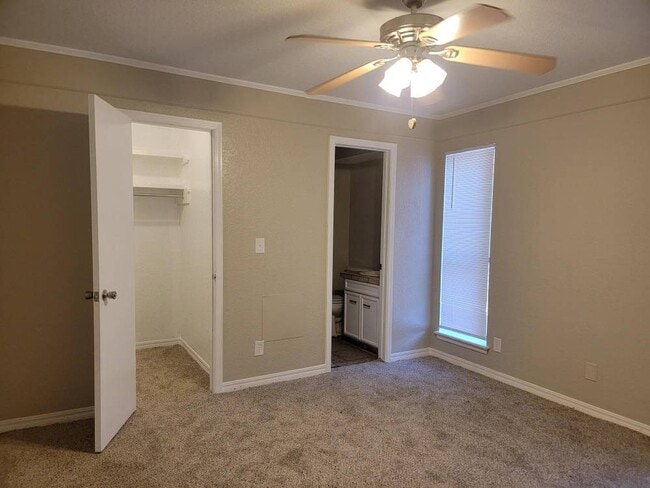 Building Photo - 136 N Greenleaf Dr