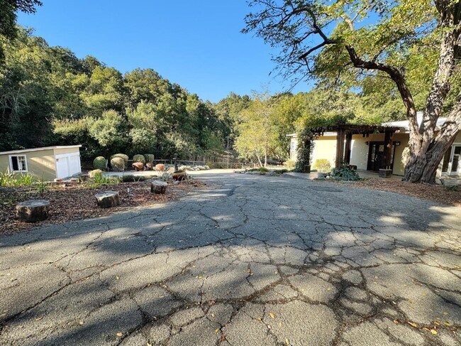 Building Photo - 225 Lindenbrook Rd