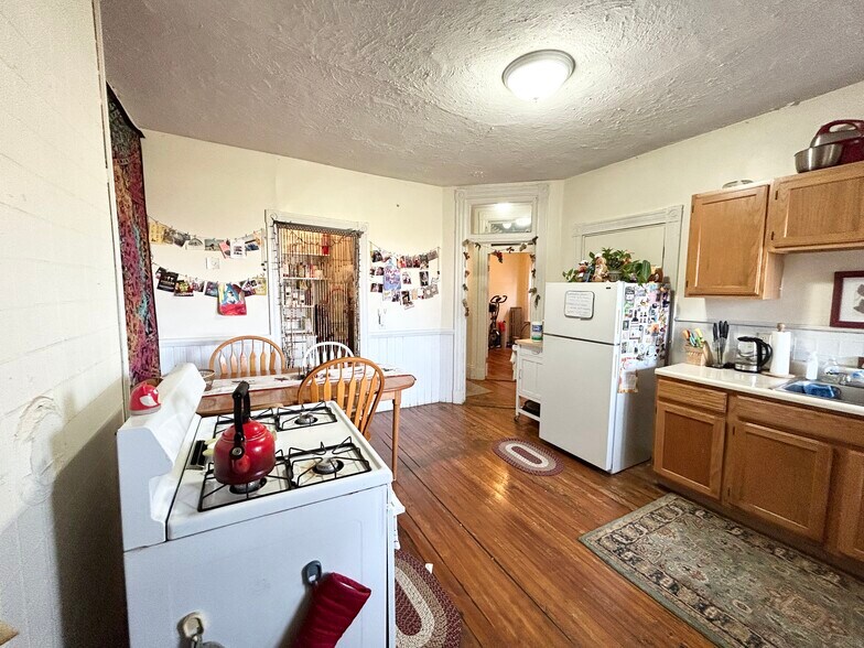 Building Photo - 96 Calumet St