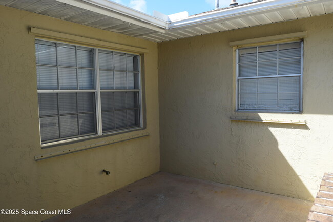 Building Photo - 1941 Talloak Rd