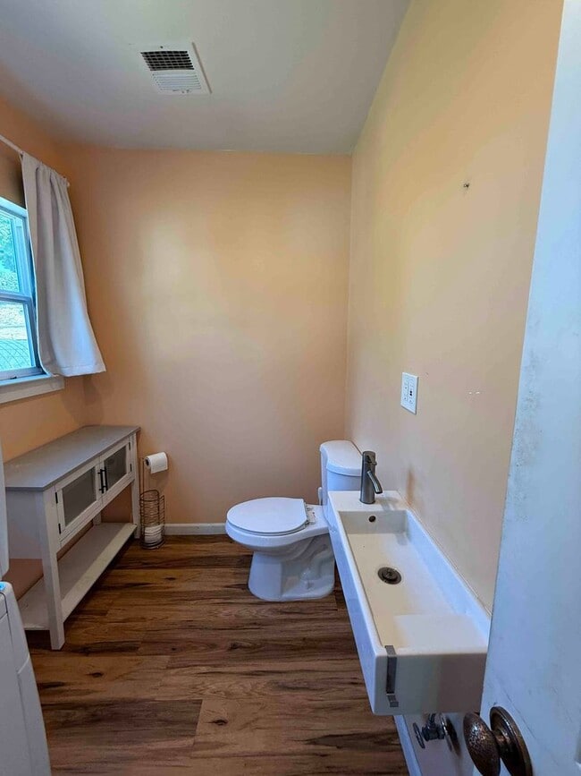 Building Photo - West Sac 2 Bed With River Access
