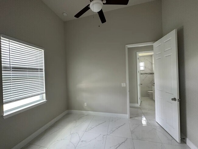 Building Photo - 1405 Poinsettia Ave