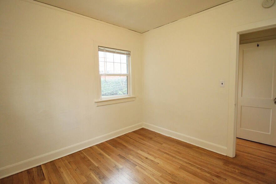 Building Photo - 3087 SE Ankeny St