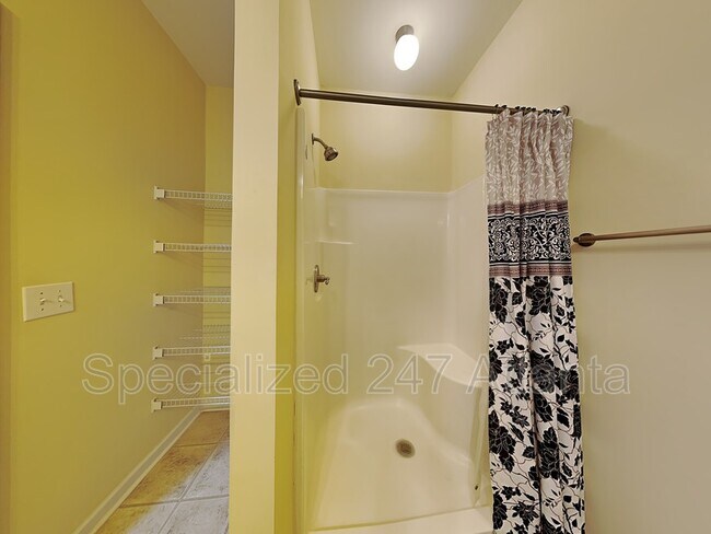 Building Photo - 3300 Dogwood Dr