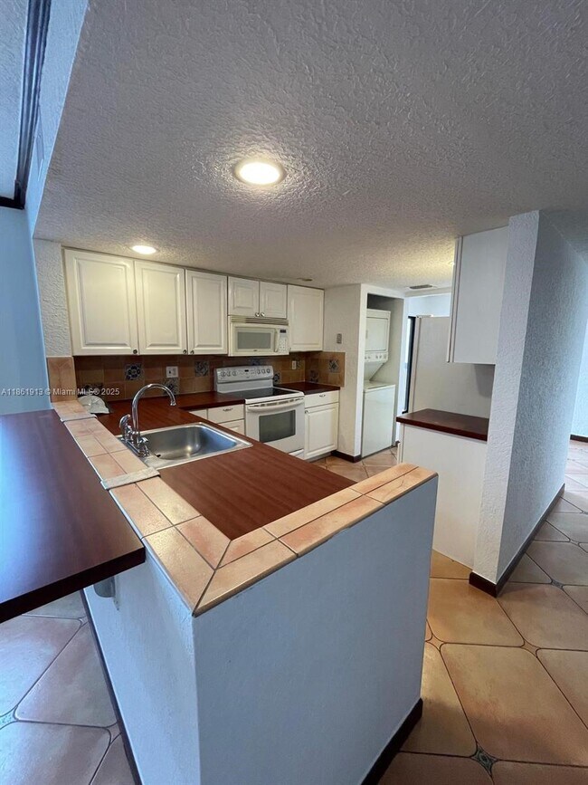 Building Photo - 6575 W Oakland Park Blvd