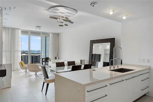 Building Photo - 15811 Collins Ave