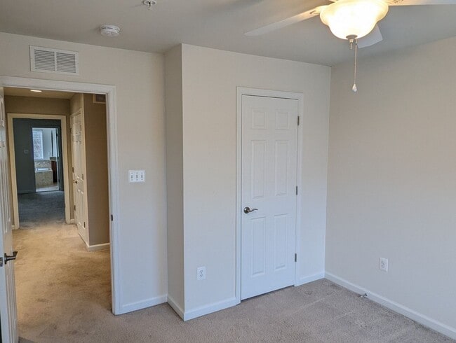 Building Photo - Gorgeous 3 level townhouse in North Potoma...