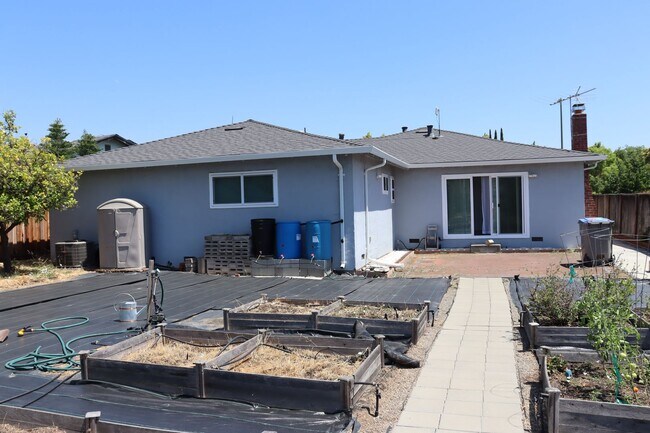 Building Photo - Evergreen 3 Bedroom