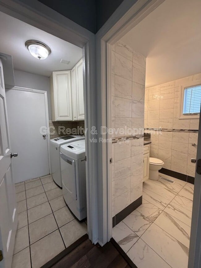 Building Photo - 1540 Beverly Cir W