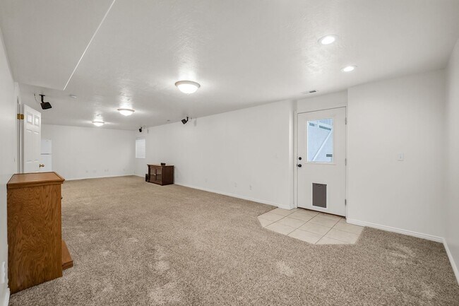 Building Photo - Spacious 7 Bed Kaysville Home with Two Kitchens