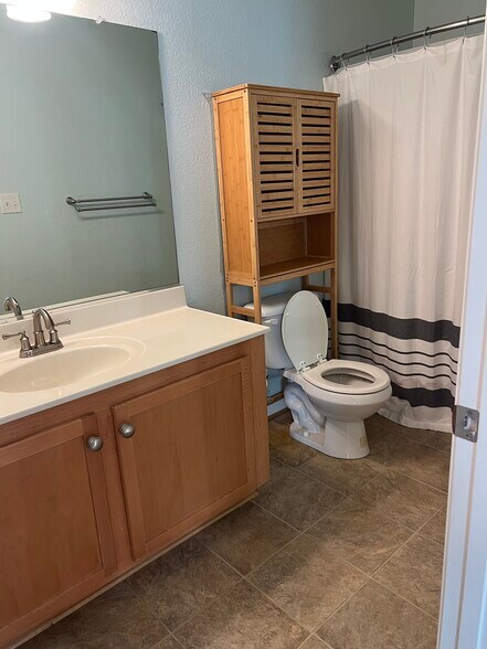 Full upstairs Bath - 1315 Abelia Way