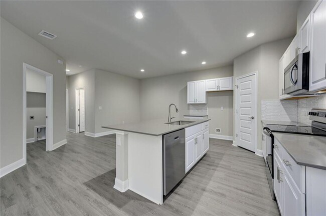 Building Photo - New Lago Vista Duplex