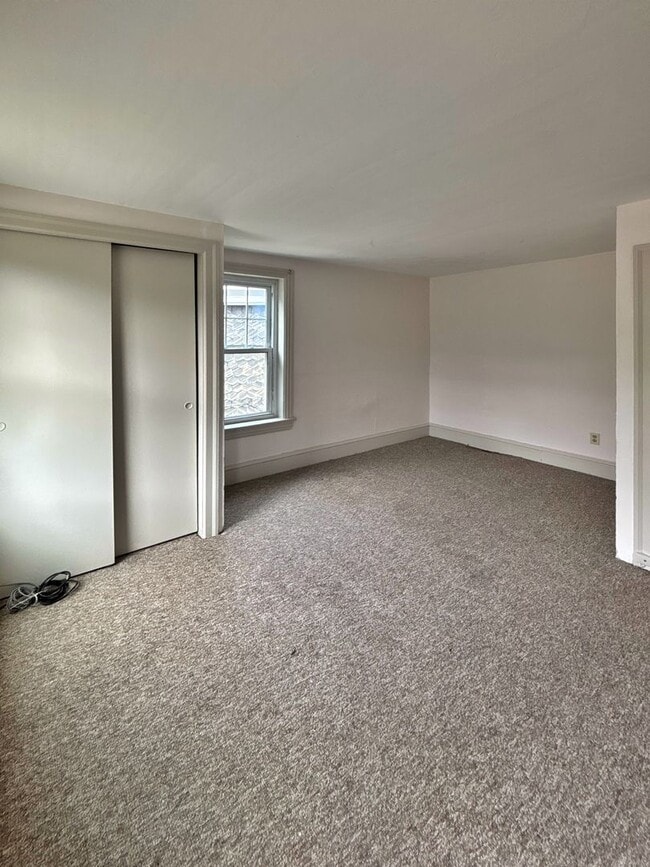 Building Photo - 3 bed 1.5 bathroom apartment in Harleysvil...