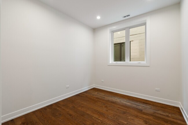 Building Photo - 416 E 50th Pl