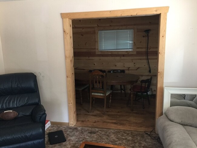 Building Photo - 4 Bed 1 Bath close to UWEC!