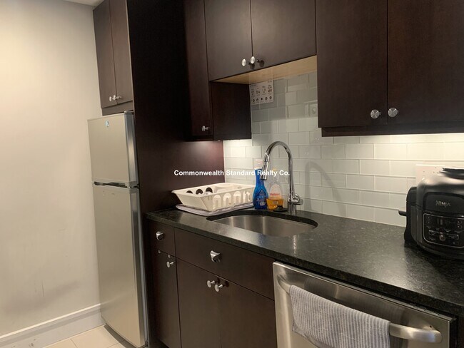 Building Photo - 126 Charles St