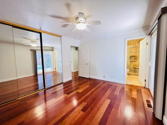 Building Photo - Gorgeous 3Bd/2BA + Den/Office or 4th Bedro...