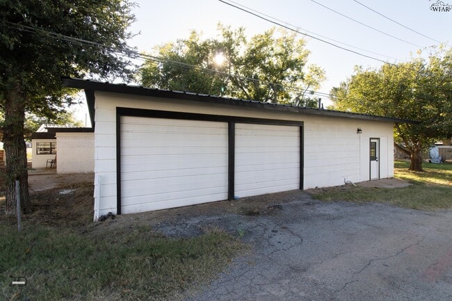 Building Photo - 674 Bell Rd S