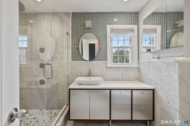 Building Photo - 5 River St