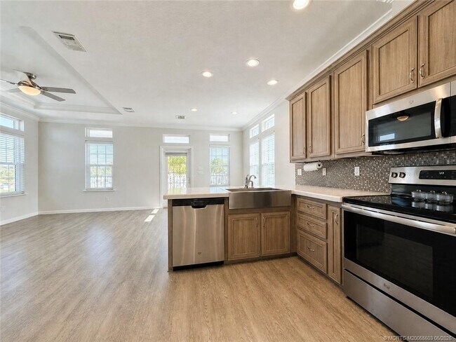 Building Photo - 252 NE Ebbtide Way