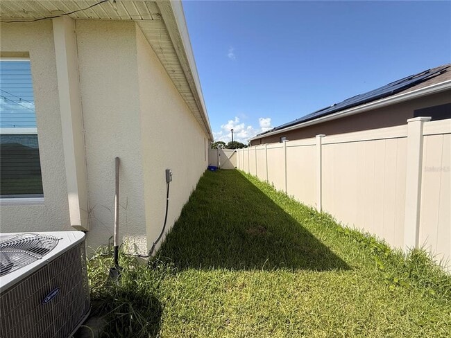Building Photo - 2250 Hidden Palm Dr