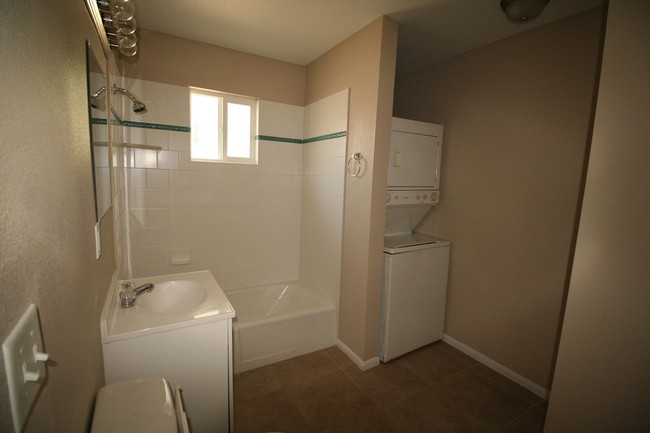 Interior Photo - 2105-2109 Donna St