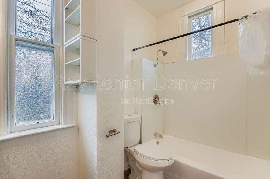 Building Photo - 3340 Wyandot St